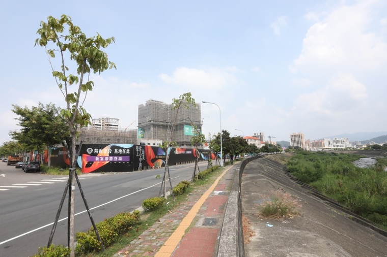 「精銳臻未來」為面旱溪首排之水岸景觀宅